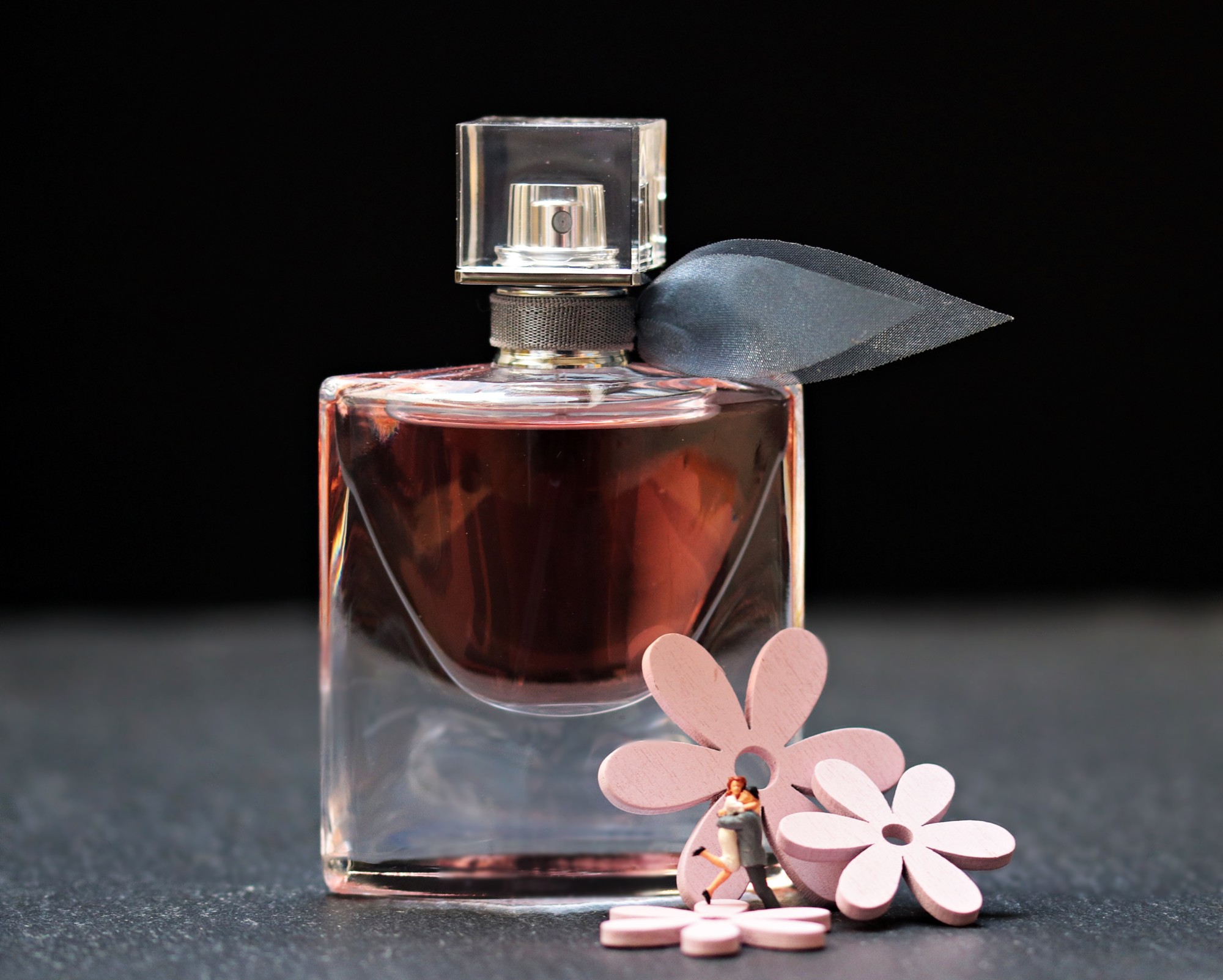 9 Essential Benefits of Wearing Perfume