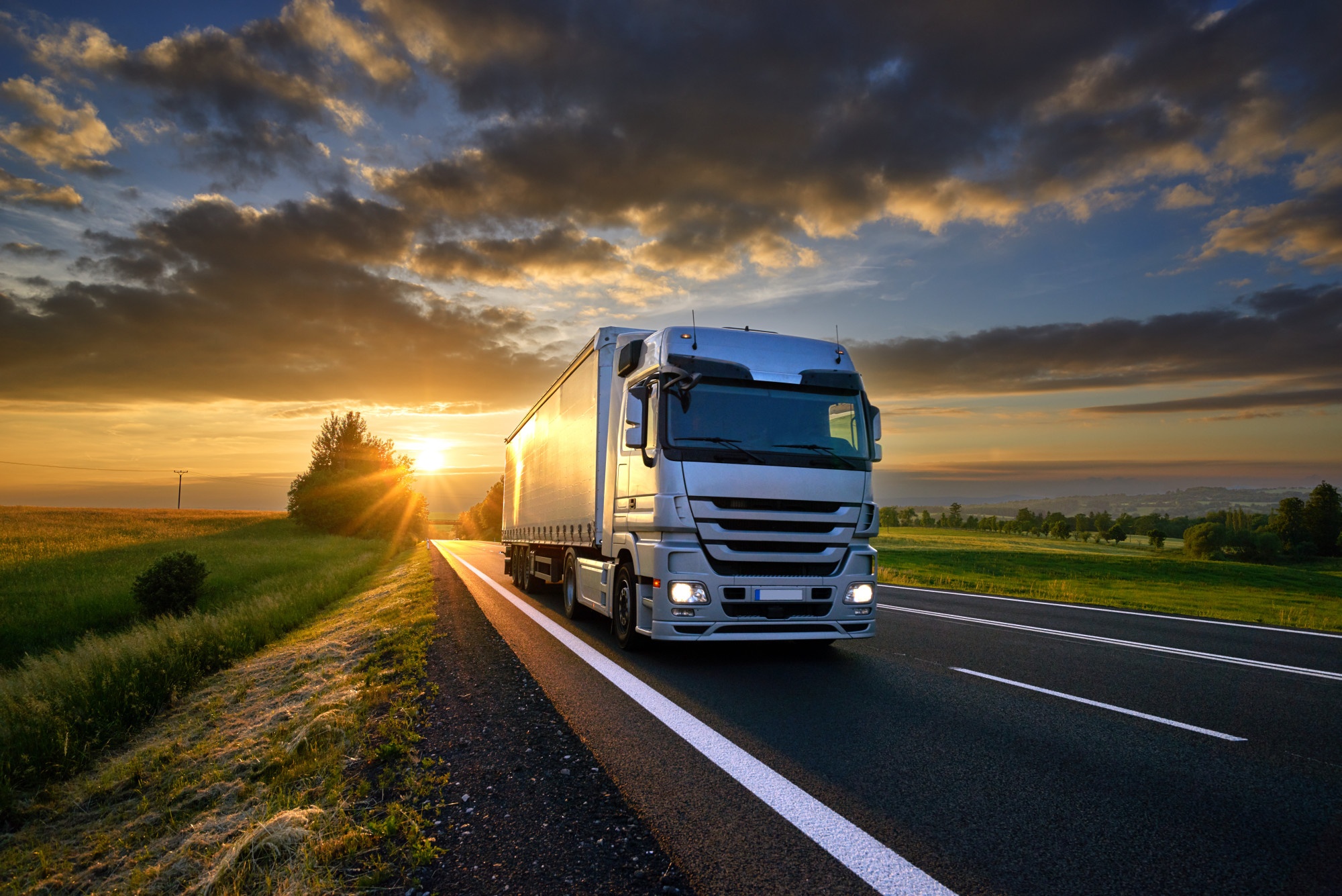 Should I Become a Truck Driver? 5 Things You Should Know