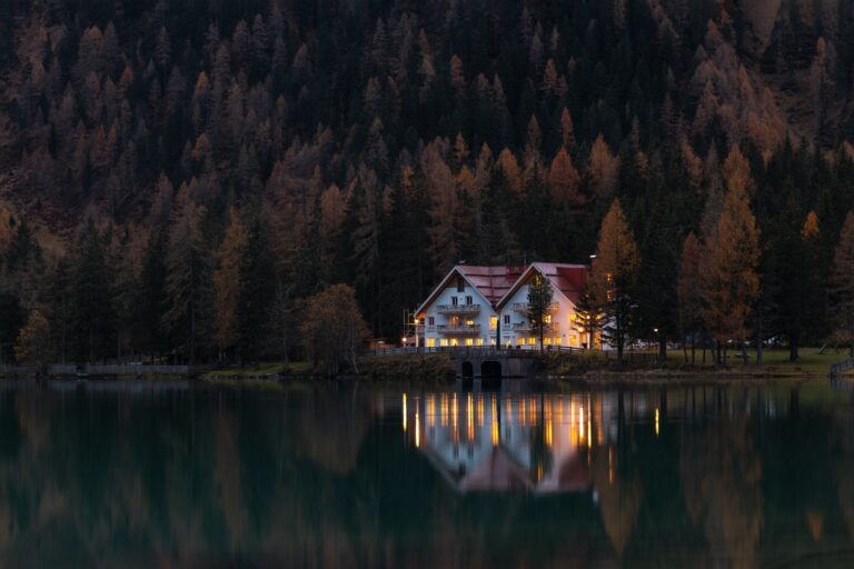 Top 5 Amazing Places to have a Lake House